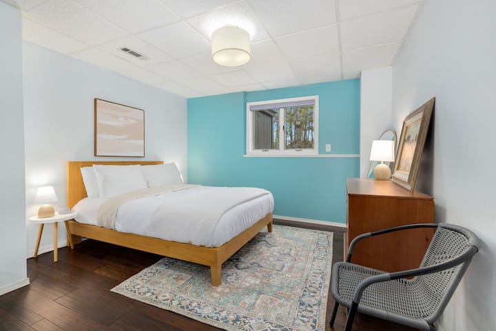 Naša treća spavaća soba nalazi se u prizemlju i ima bračni krevet, ormar i kupaonicu u blizini.