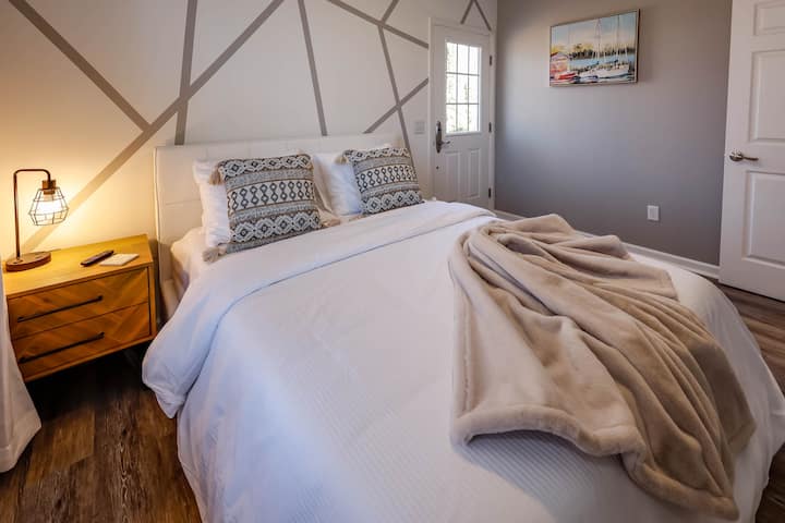 带户外入口和坡道的标准双人床卧室