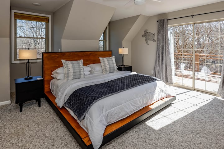 带阳台的加大双人床卧室