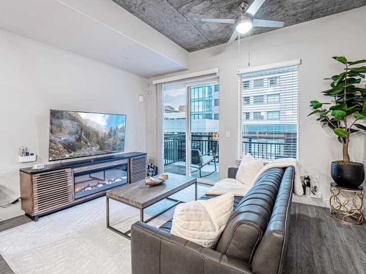 Designer By Convention Center Pool HTub 24 7 Gym Apartments For Designer by convention center pool htub 24 7 gym apartments for