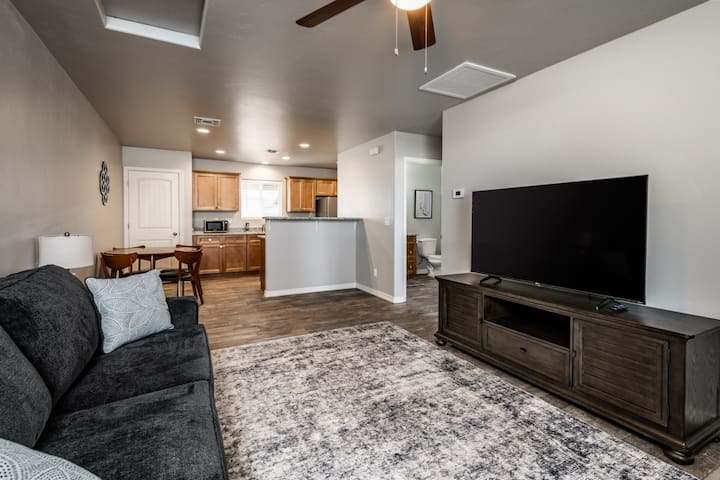 Modern Retreat | Pet-friendly & Brand New - Kingman