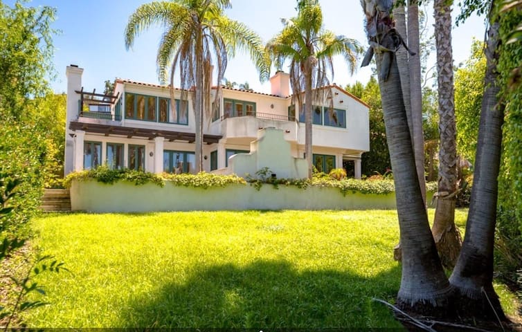 Last Minute Deals/A/C/Hot Tub/Close to All gallery image 3