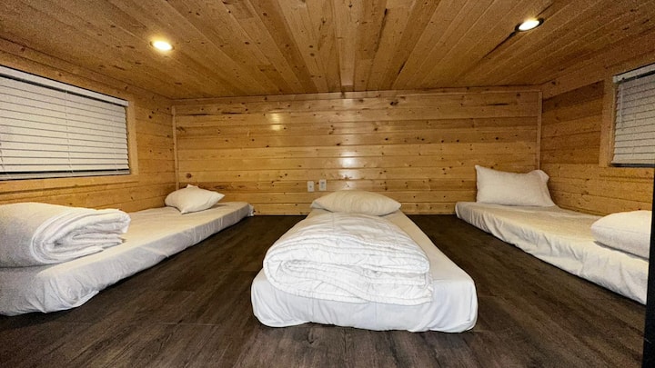 3 matelas jumeaux dans un loft