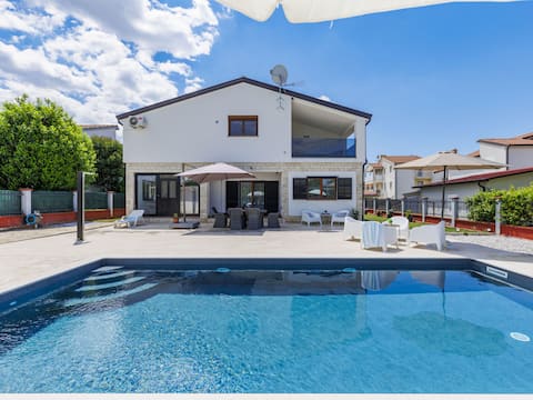 Popular Airbnb listing: Villa Rubil by Interhome in Cancini