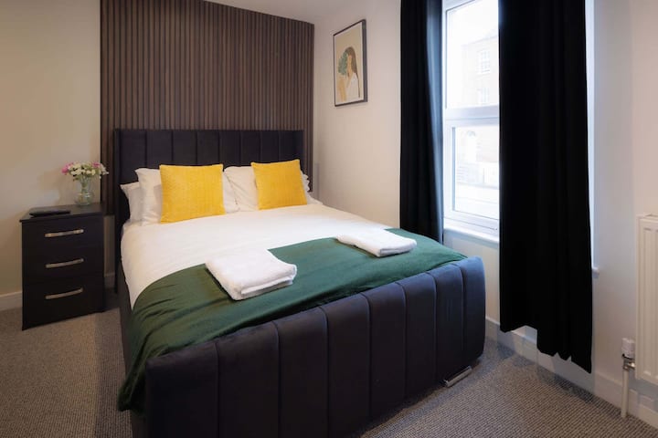 Spavaća soba s roletnama za zamračivanje