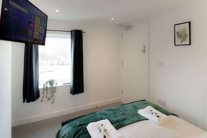 Spavaća soba s pametnim TV-om