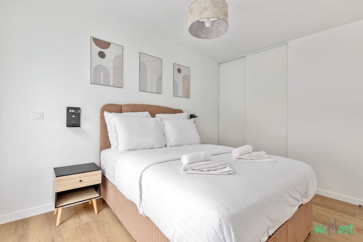 Spavaća soba s bračnim krevetom i ormarom.