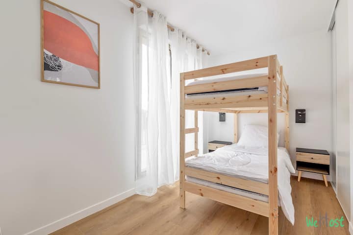 Spavaća soba s bračnim krevetom i ormarom