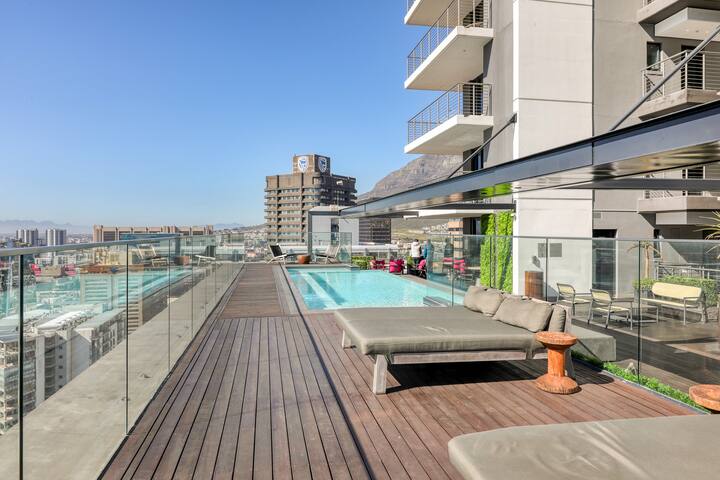 Cape Town’s Finest: Elegant 2-Bed & Pool gallery image 2