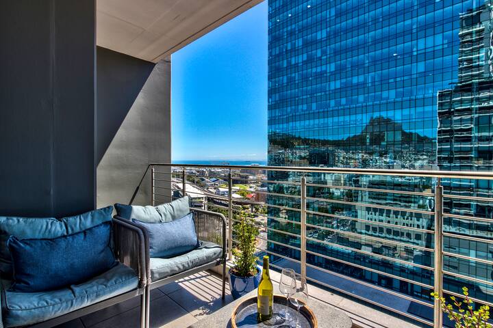 Cape Town’s Finest: Elegant 2-Bed & Pool gallery image 4