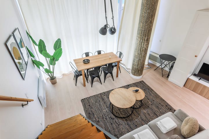 Una sala de estar con un sofá cama para ofrecerle un espacio de relajación cómodo y acogedor, perfecto para relajarse después de un día de turismo.