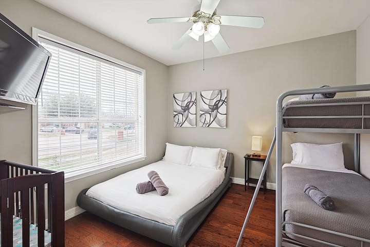 Spálňa 2 na prvom poschodí s televízorom a voliteľnou detskou postieľkou.