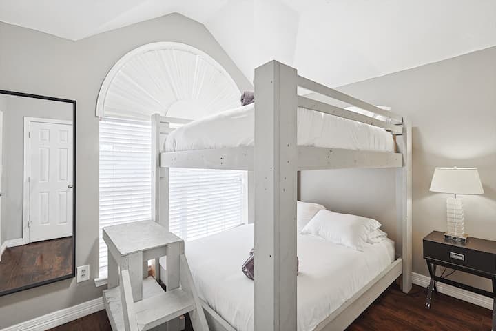 Spálňa 4 na druhom poschodí, dve manželské postele s pracovnou zónou.