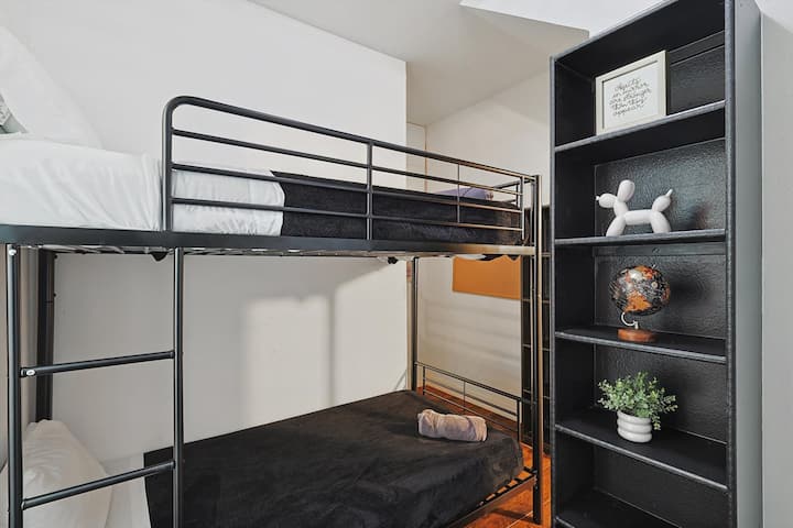 Spálňa s poschodovými lôžkami a vlastnou kúpeľňou (prvé poschodie)