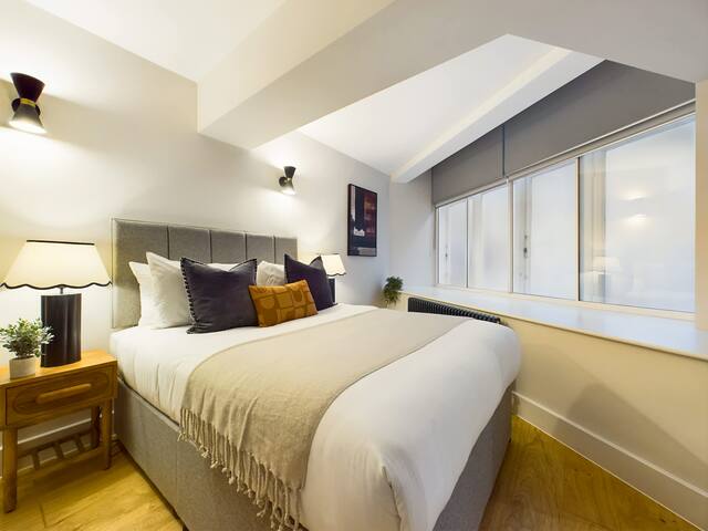 Chic and Modern Apartment by Piccadilly Circus gallery image 3