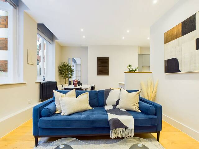 Chic and Modern Apartment by Piccadilly Circus