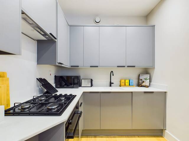 Chic and Modern Apartment by Piccadilly Circus gallery image 2