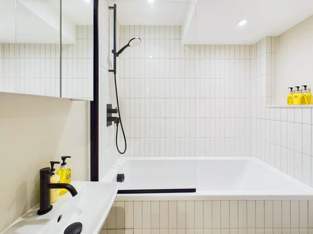 Chic and Modern Apartment by Piccadilly Circus gallery image 4