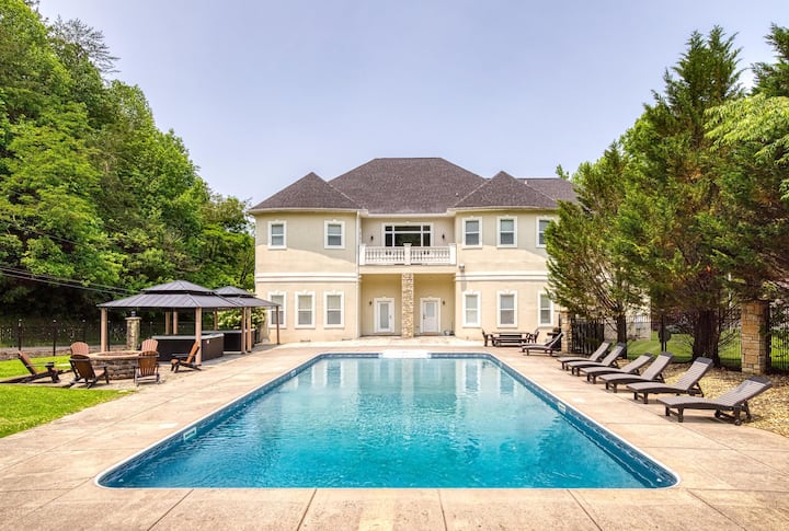 Luxury In Gatlinburg! Great Smoky Mansion! - Gatlinburg, TN