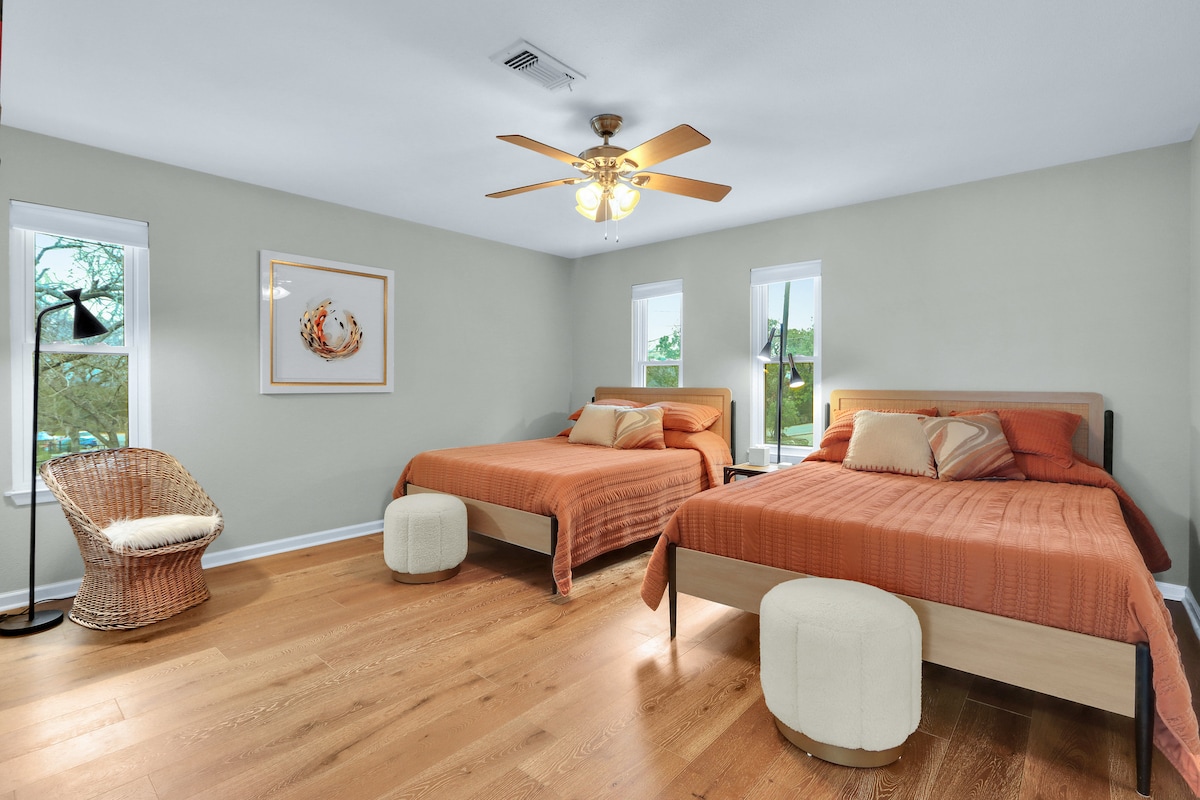 Slaapkamer twee heeft twee queensize bedden