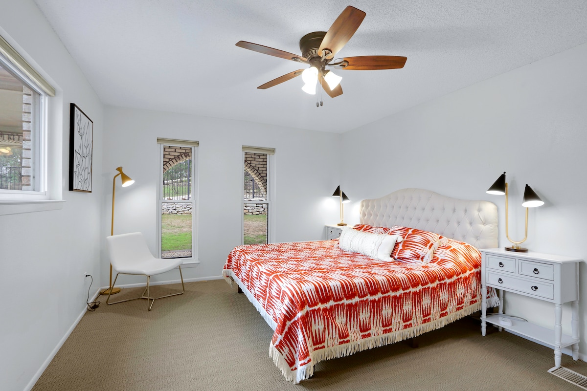 Slaapkamer drie is beneden en heeft een kingsize bed