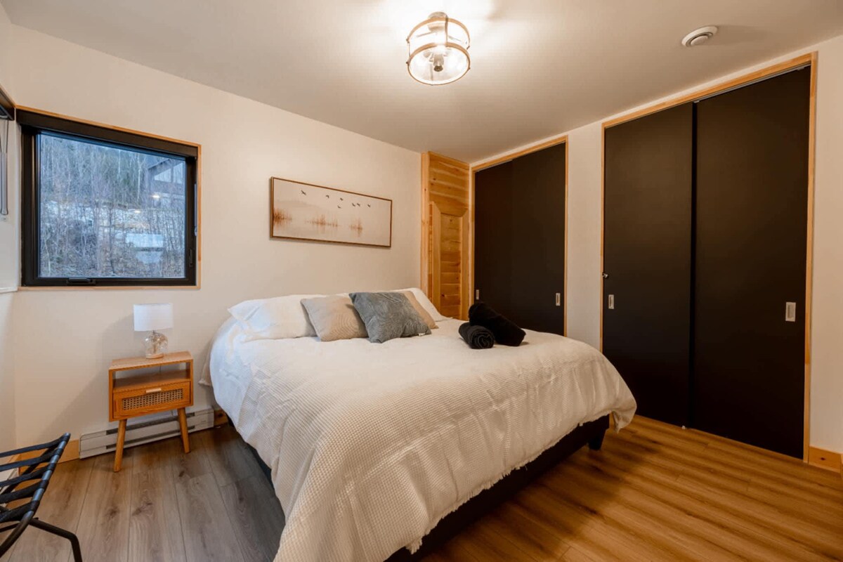 Основна спалня - суперголямо двойно легло