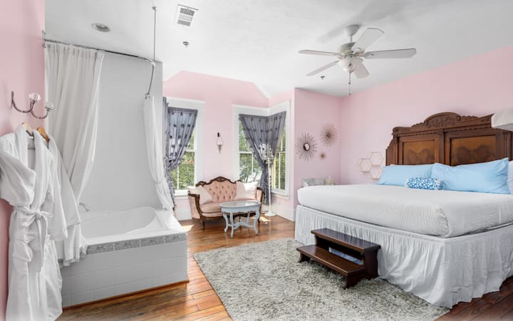 Prekrasna bračna soba s kaminom, hidromasažnom kadom, prostorom za sjedenje i privatnom kupaonicom