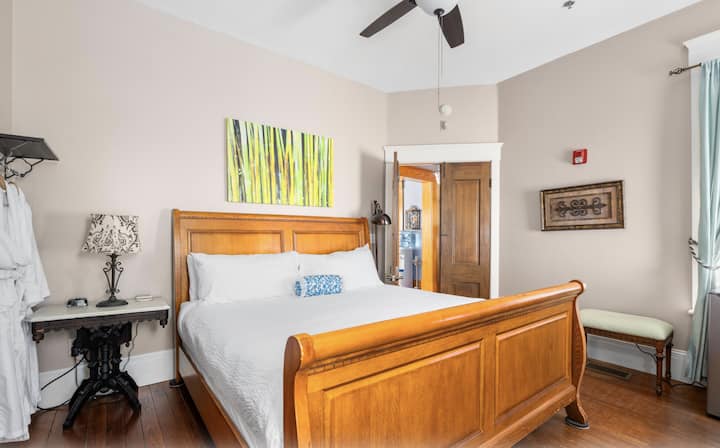 Bračni krevet (180x200) s kaminom na prvom katu, prilagođen osobama s invaliditetom