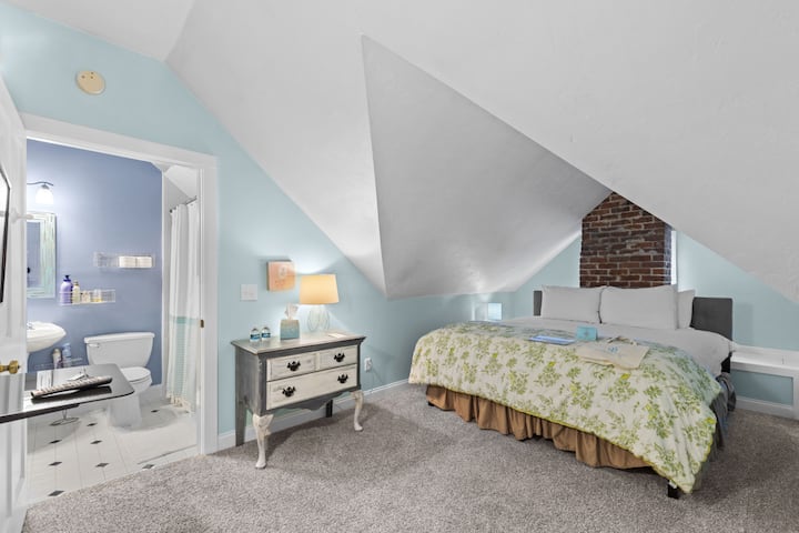 The 3rd floor Queen bedroom apartment with en suite bathroom.  Prostrani stan na 3. katu ima cijeli dnevni boravak, TV, čajnu kuhinju i prostor za sjedenje te prekrasne prozore od mrlja u kutku za čitanje