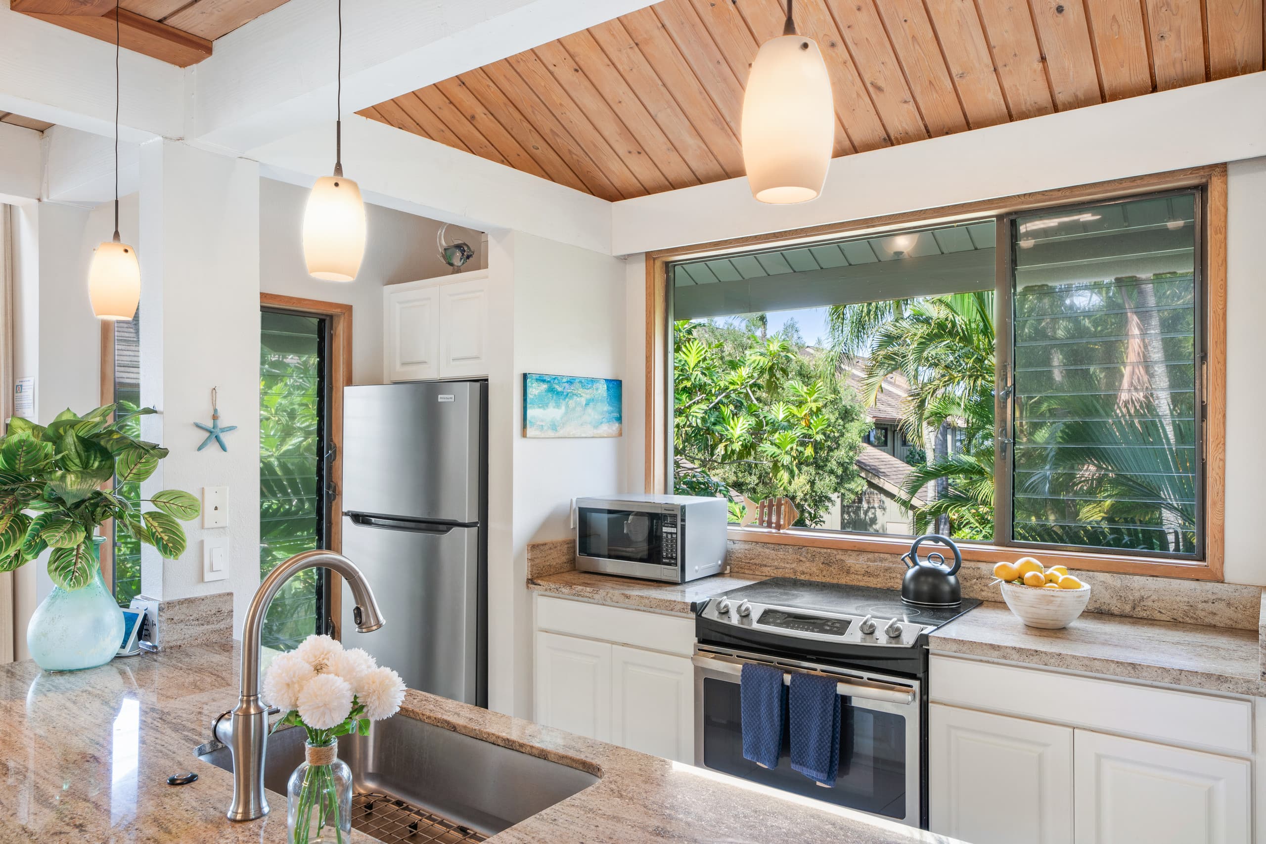 Condo in Lahaina · ★4.94 · 2 bedrooms · 4 beds · 2 baths - Image 5
