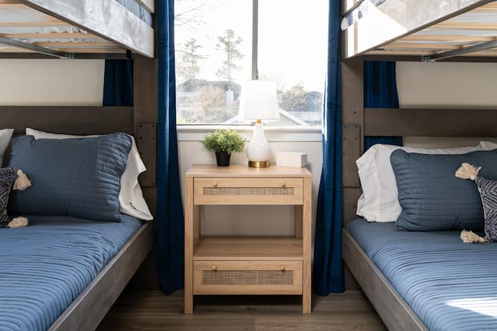 מקום נהדר למשפחות ולחברים! חדר שינה 3, ממש ליד הלופט, כולל שתי מיטות קומתיים קווין אובר - קווין ומיטה מתקפלת, עם מספר אורחים בקלות.