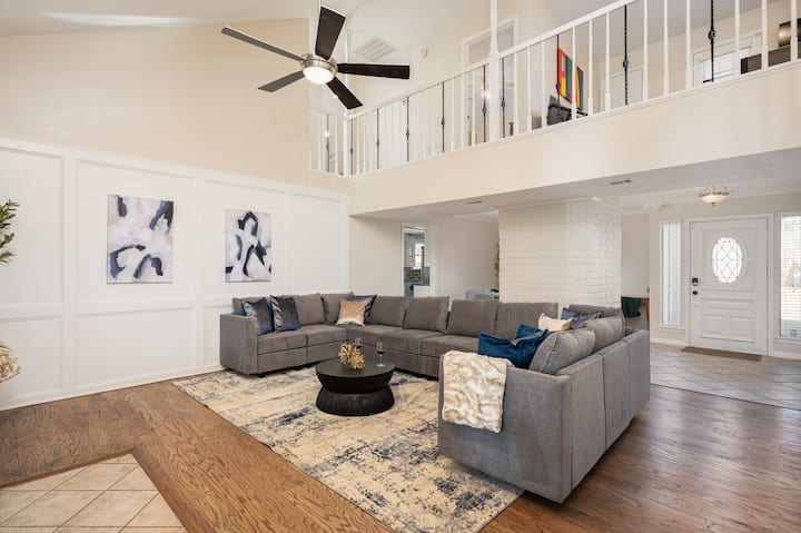 אפשר לשדר את התוכניות האהובות עליכם בנוחות! להירגע בסלון המרווח עם מקומות ישיבה מפוארים, טלוויזיה חכמה וגישה לכל פלטפורמות הסטרימינג האהובות עליכם.