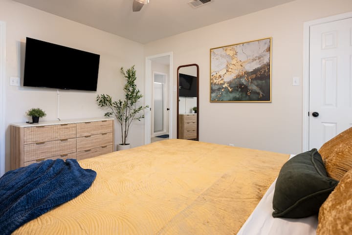 השילוב המושלם של מרחב ונוחות! בחדר השינה המזמין הזה יש מיטת קינג סייז ומיטה מתקפלת, כדי להבטיח שהייה נינוחה לכולם.