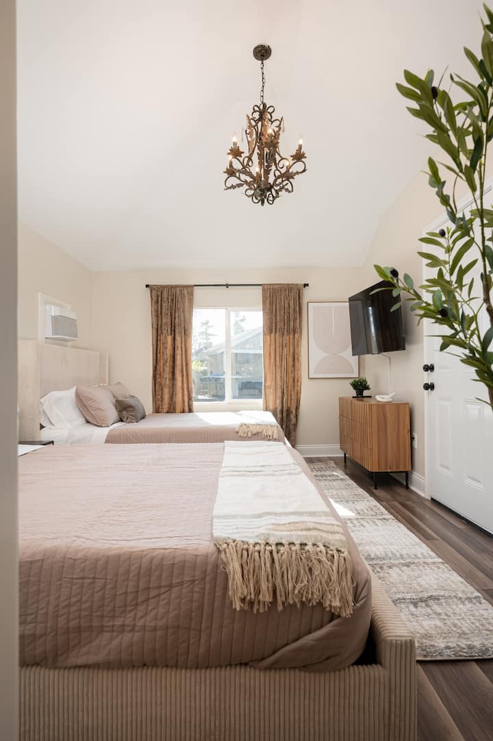 חדר שינה מרווח ומסוגנן! חדר שינה 2 כולל שתי מיטות קווין סייז, עם לינה נוחה של עד ארבעה אורחים - מושלם למשפחות או לגרופוס גדול.