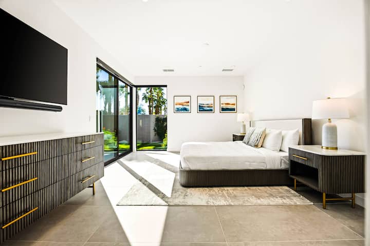 סוויטת מאסטר מרווחת, מעוצבת לנוחות, רוגע ופרטיות.