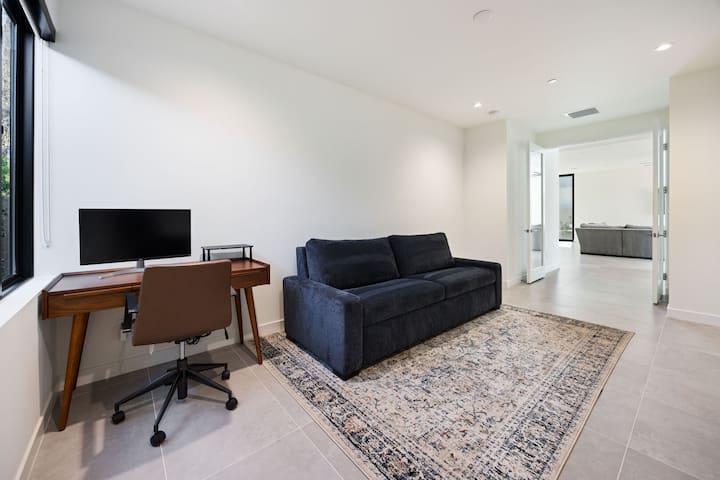 חדר שינה נוח 4, עם ספה נפתחת ופינת עבודה.