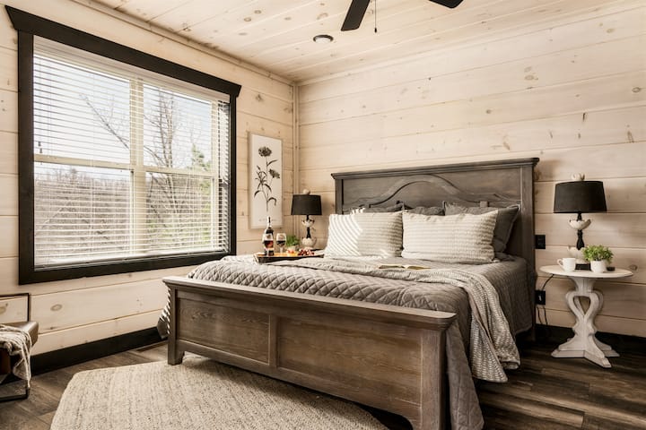 Prostrana soba s velikim bračnim krevetom – uživajte u udobnosti i miru u spavaćoj sobi s velikim bračnim krevetom koja je dizajnirana za opuštanje i dobar san.