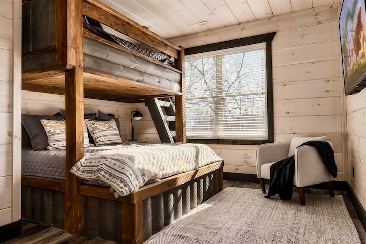 Udobna opcija s krevetima na kat – s bračnim krevetom na gornjem dijelu i velikim bračnim krevetom na donjem dijelu, ova soba s krevetima na kat osigurava udobnost i praktičnost za grupne boravke.