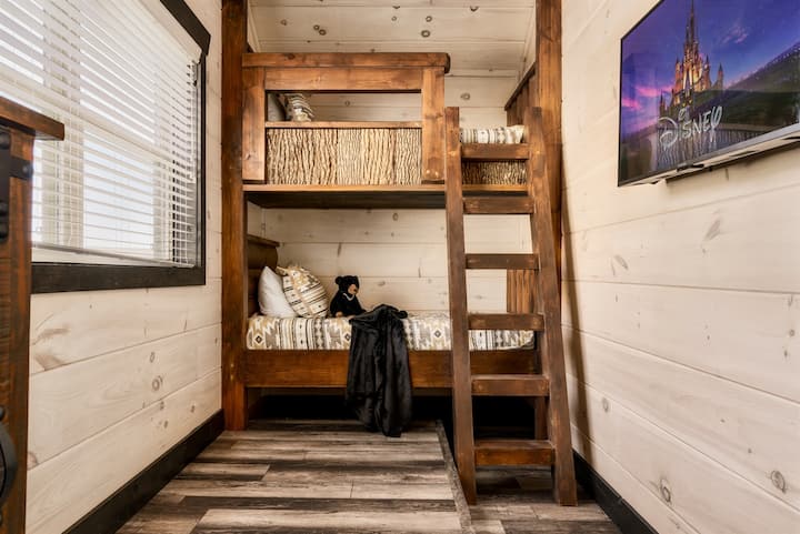 Udoban krevet na kat s dva jednostruka ležaja predstavlja zabavno rješenje koje štedi prostor za obiteljske ili grupne boravke.