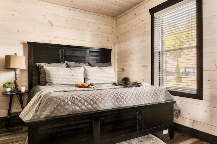 Pristupačna spavaća soba u prizemlju – udoban i privlačan prostor u prizemlju, idealan za goste koji traže udobnost i opuštanje. 