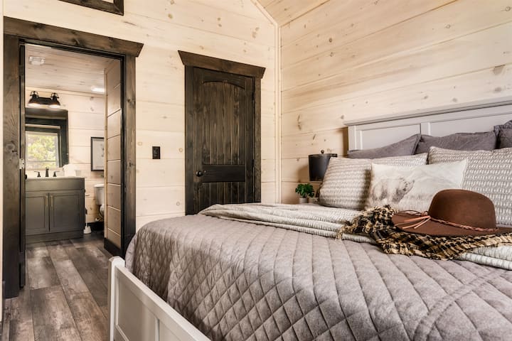 Opustite se u prostranoj bračnoj sobi na gornjem katu, gdje vas čekaju udobnost i zadivljujući pogledi.