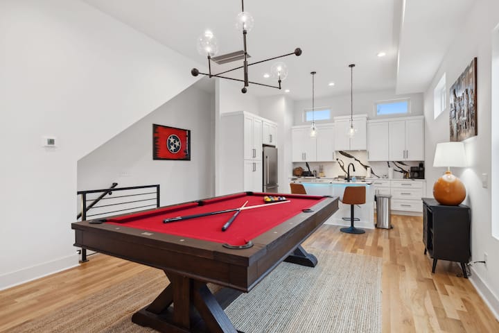 Modern And Sleek Unit Near Downtown With Billiards - Nashville, TN