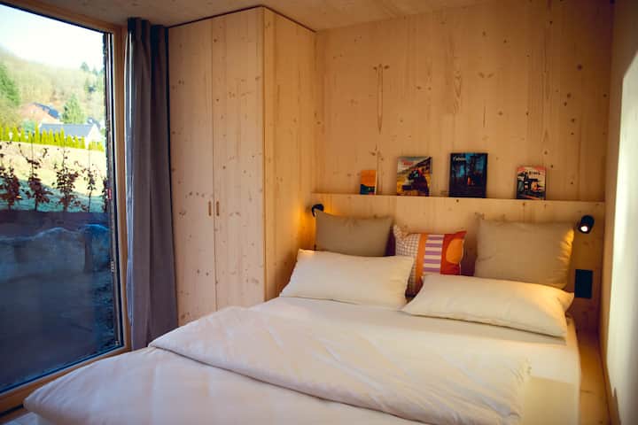 Naši čvrsti zidovi debljine 10 cm jamče maksimalan mir i opuštanje, kao i svaka buka izvana. Tako da možete spavati dublje i opuštenije i započeti dan odmoriti.