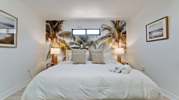 Dormitorio con cama tamaño king y baño privado