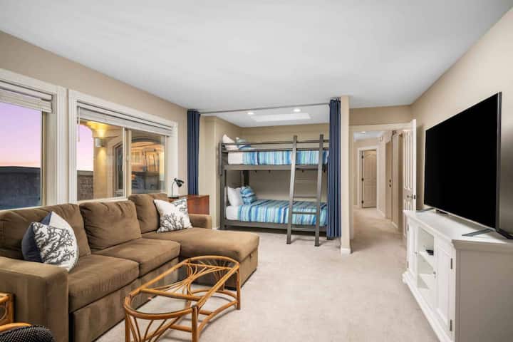 Cama tamaño queen sobre una litera tamaño queen