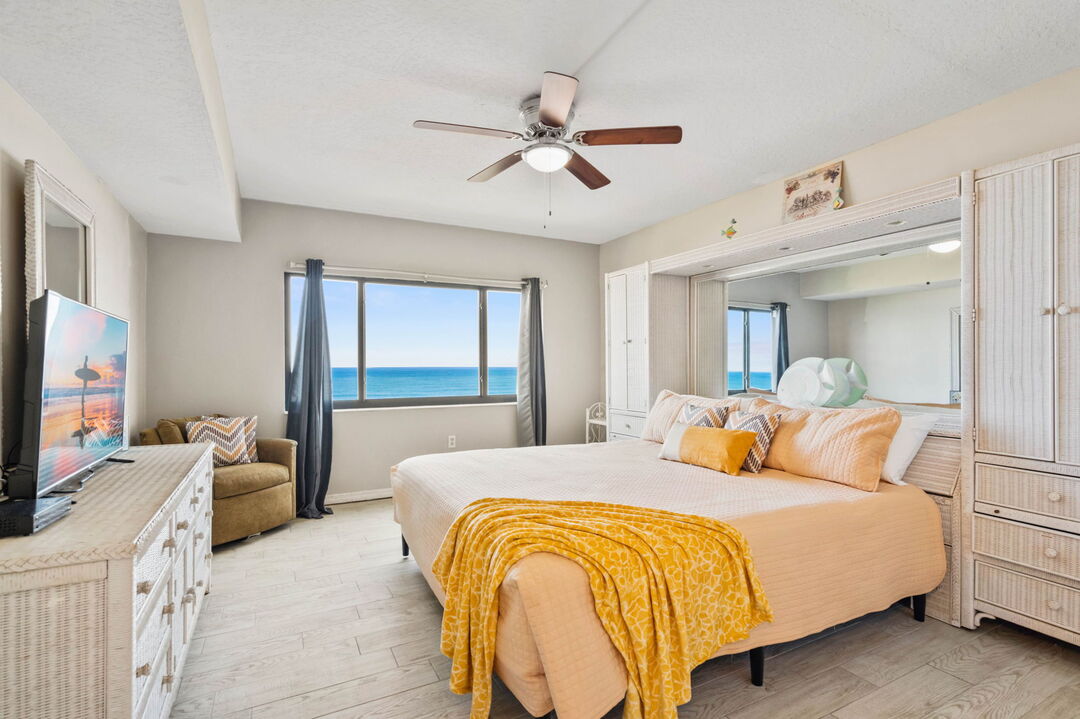 Chambre de maître spacieuse avec vue directe sur l'océan