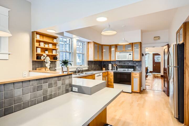 Fully Furnished 3BR Home Near Wash Park gallery image 2