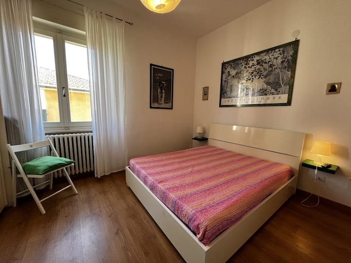 Спална соба со брачен кревет