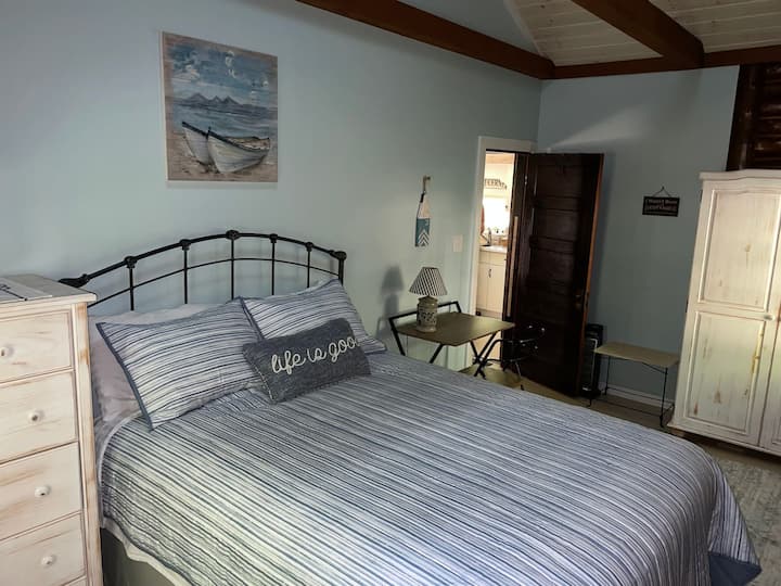 غرفة نوم رئيسية بسرير بحجم كبير وخزانة ملابس طويلة وخزانة ملابس. بما في ذلك محطة العمل.