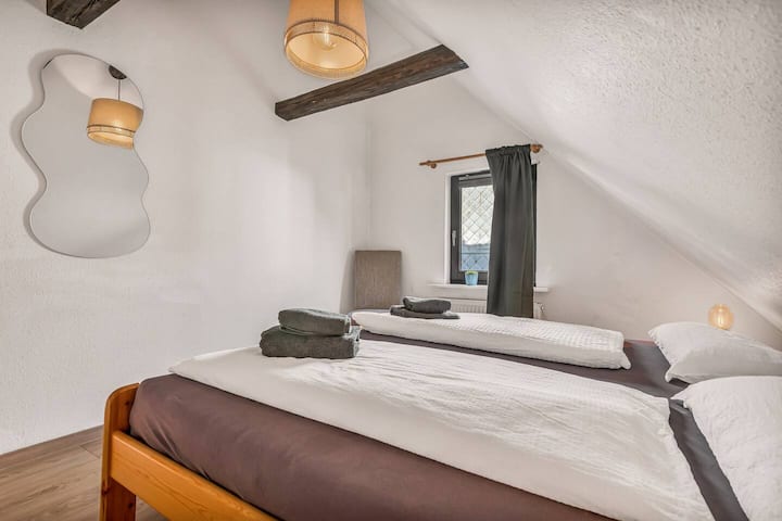 Chumba cha kulala chenye vitanda vya mtu mmoja vya kusukuma pamoja na rangi ya asili